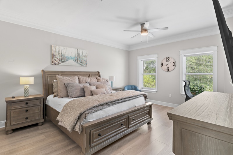 Guest bedroom with queen bed